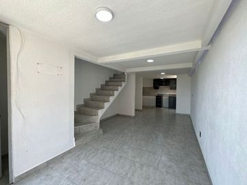 Amplia casa de 3 niveles con terraza en venta