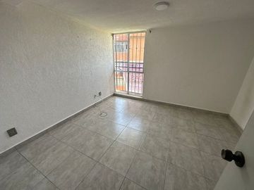 Amplia casa de 3 niveles con terraza en venta
