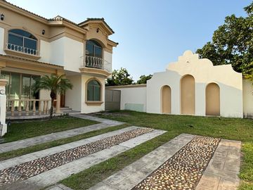 Casa en VENTA - Residencial La Joya