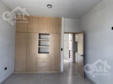 Casa en Venta con doble altura zona Hotel Fiesta Inn