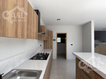 Casa en Venta con doble altura zona Hotel Fiesta Inn