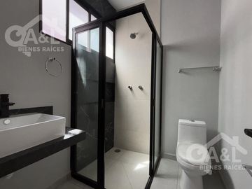 Casa en Venta con doble altura zona Hotel Fiesta Inn