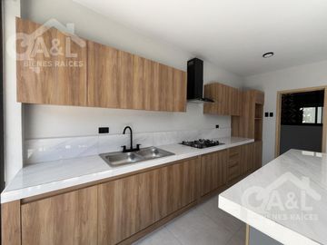 Casa en Venta con doble altura zona Hotel Fiesta Inn