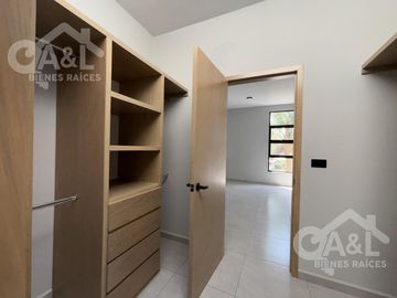 Casa en Venta con doble altura zona Hotel Fiesta Inn