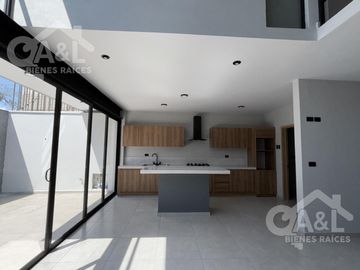 Casa en Venta con doble altura zona Hotel Fiesta Inn