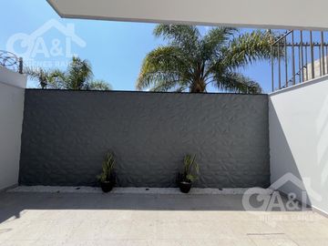 Casa en Venta con doble altura zona Hotel Fiesta Inn