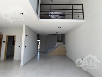 Casa en Venta con doble altura zona Hotel Fiesta Inn
