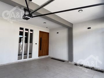 Casa en Venta con doble altura zona Hotel Fiesta Inn