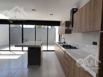 Casa en Venta con doble altura zona Hotel Fiesta Inn