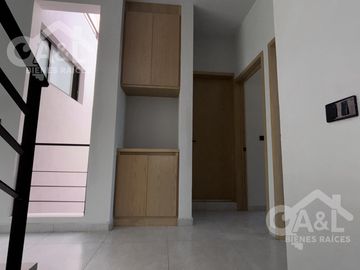Casa en Venta con doble altura zona Hotel Fiesta Inn