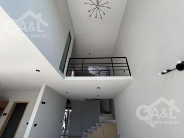 Casa en Venta con doble altura zona Hotel Fiesta Inn