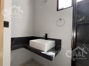 Casa en Venta con doble altura zona Hotel Fiesta Inn