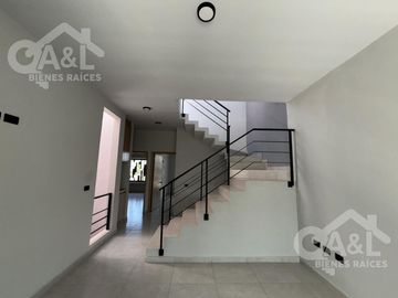 Casa en Venta con doble altura zona Hotel Fiesta Inn