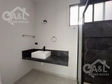 Casa en Venta con doble altura zona Hotel Fiesta Inn