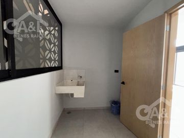 Casa en Venta con doble altura zona Hotel Fiesta Inn