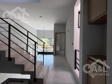 Casa en Venta con doble altura zona Hotel Fiesta Inn