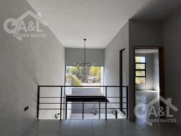 Casa en Venta con doble altura zona Hotel Fiesta Inn