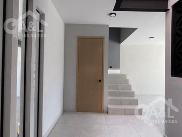 Casa en Venta con doble altura zona Hotel Fiesta Inn