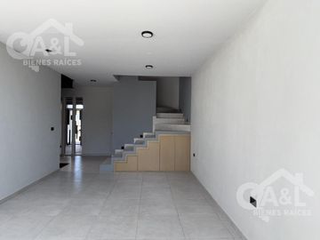 Casa en Venta con doble altura zona Hotel Fiesta Inn