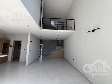 Casa en Venta con doble altura zona Hotel Fiesta Inn