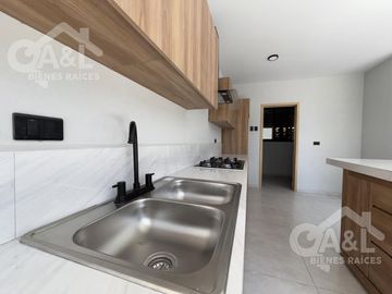 Casa en Venta con doble altura zona Hotel Fiesta Inn