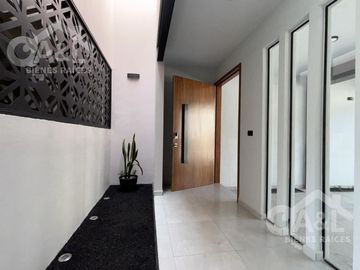 Casa en Venta con doble altura zona Hotel Fiesta Inn