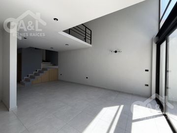 Casa en Venta con doble altura zona Hotel Fiesta Inn