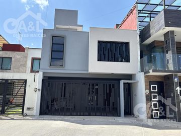 Casa en Venta con doble altura zona Hotel Fiesta Inn