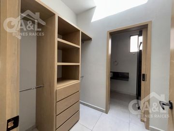 Casa en Venta con doble altura zona Hotel Fiesta Inn