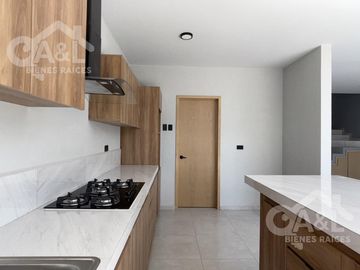 Casa en Venta con doble altura zona Hotel Fiesta Inn