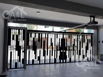 Casa en Venta con doble altura zona Hotel Fiesta Inn