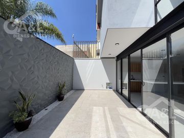 Casa en Venta con doble altura zona Hotel Fiesta Inn