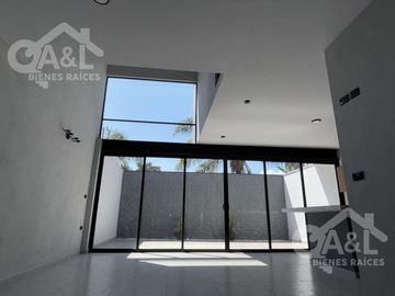 Casa en Venta con doble altura zona Hotel Fiesta Inn