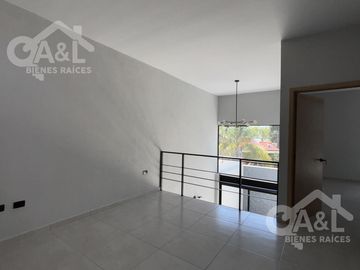 Casa en Venta con doble altura zona Hotel Fiesta Inn