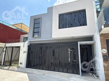 Casa en Venta con doble altura zona Hotel Fiesta Inn