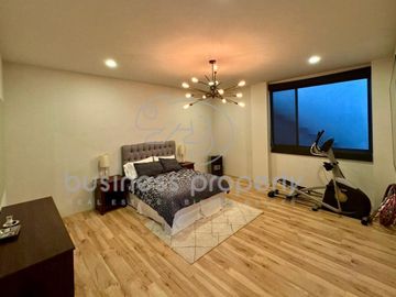 EXPECTACULAR CASA EN CONDADO DE SAYAVEDRA
