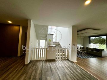 EXPECTACULAR CASA EN CONDADO DE SAYAVEDRA