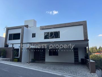 EXPECTACULAR CASA EN CONDADO DE SAYAVEDRA