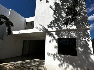 Casa en venta dentro de privada con amenidades en Conkal