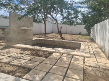Casa en venta dentro de privada con amenidades en Conkal
