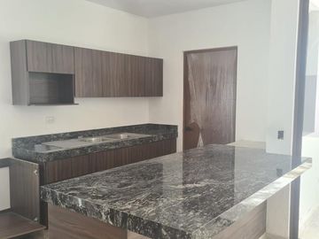 Casa en venta dentro de privada con amenidades en Conkal