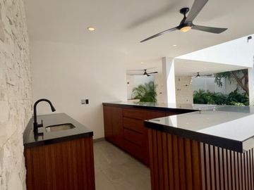 Venta Casa de Lujo En Privada BOSQUES DE ALTABRISA, Mérida