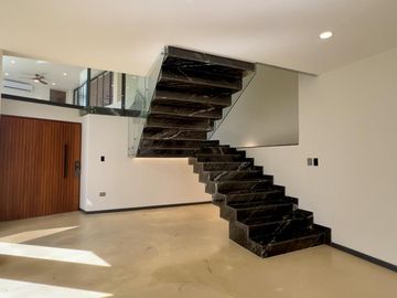 Venta Casa de Lujo En Privada BOSQUES DE ALTABRISA, Mérida