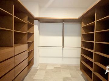 Venta Casa de Lujo En Privada BOSQUES DE ALTABRISA, Mérida