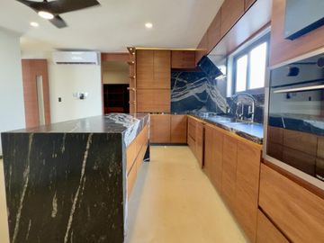 Venta Casa de Lujo En Privada BOSQUES DE ALTABRISA, Mérida