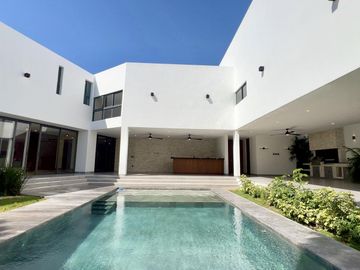Venta Casa de Lujo En Privada BOSQUES DE ALTABRISA, Mérida