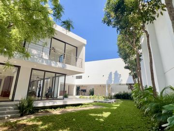 Venta Casa de Lujo En Privada BOSQUES DE ALTABRISA, Mérida