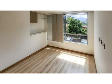 Luz, amplitud y terraza privada: tu nuevo hogar ideal.