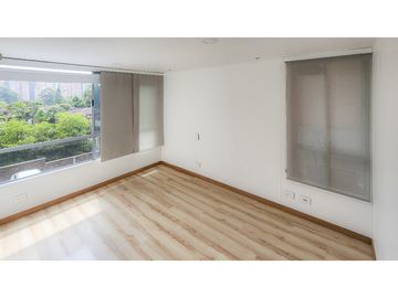 Luz, amplitud y terraza privada: tu nuevo hogar ideal.