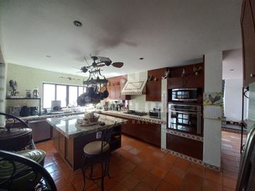 Praderas de la Hacienda: Gran casa campestre con amplio terreno y alberca